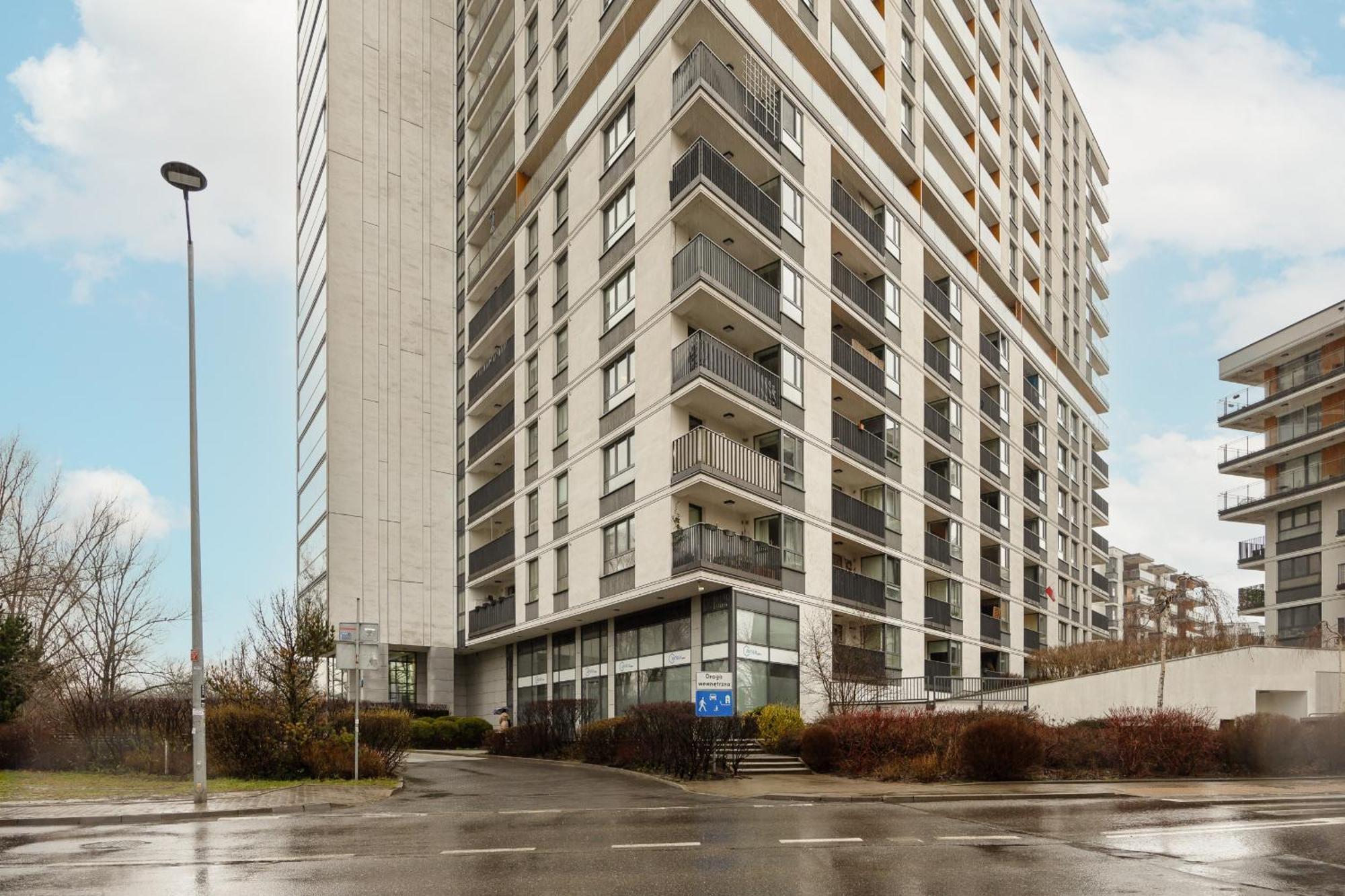 Exclusive With Parking & Balcony By Renters Prestige Apartament